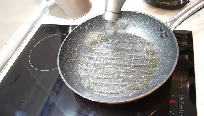 Calentar el aceite de oliva en una sartén. Añadir el ajo picado y dorarlo ligeramente.