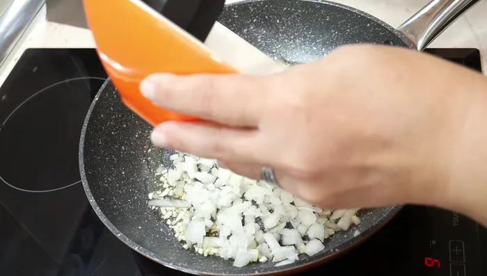 Agregar la cebolla picada finamente, mezclar y sazonar con sal para que suelte el agua más rápidamente.