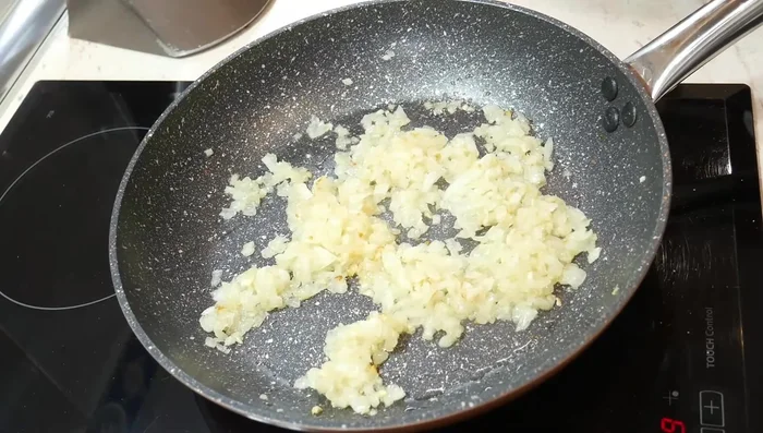 Cocinar la cebolla hasta que esté dorada. Añadir el vino blanco y dejar evaporar el alcohol durante 2-3 minutos.