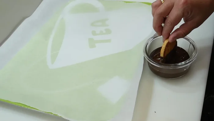 Opcional: Derrite chocolate (70% cacao o el que prefieras) y baña las galletas. Deja enfriar en la nevera hasta que el chocolate cuaje.