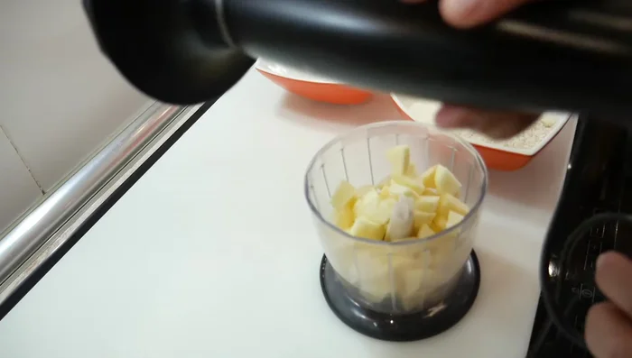 Tritura 200g de manzana pelada y cortada en trozos hasta obtener un puré.