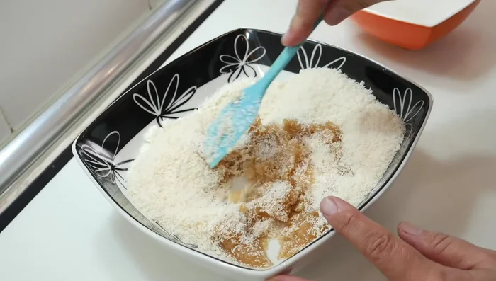 Mezcla el puré de manzana con 100g de coco rallado.