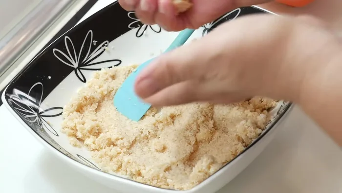 Forma bolitas de masa con las manos o utiliza un cortapastas para darle forma a las galletas.