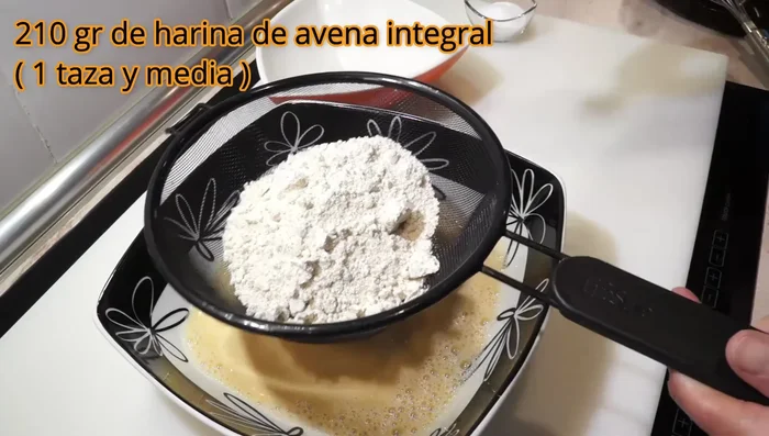 Tamizar la harina de avena integral y la levadura química. Agregar a la mezcla anterior.
