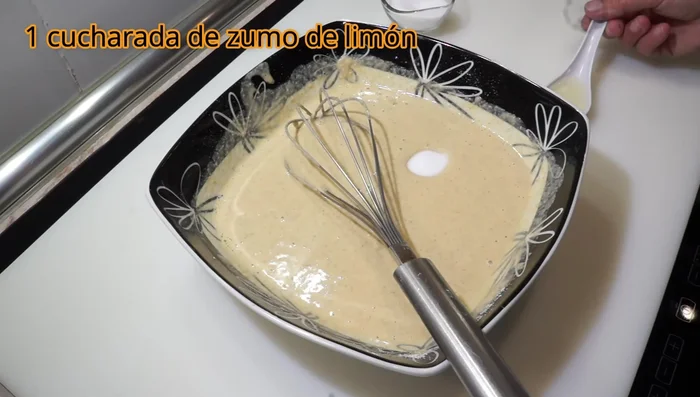 Activar el bicarbonato con zumo de limón y añadir a la masa.