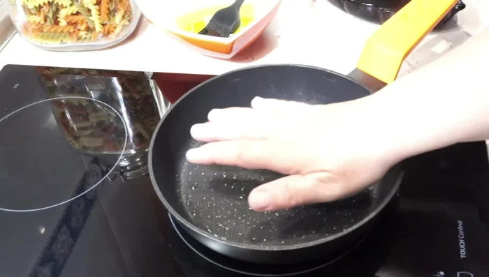 Cocinar las tortitas en una sartén ligeramente engrasada, cocinando por ambos lados hasta que estén doradas.