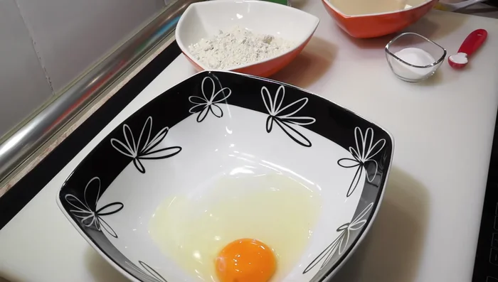 Preparar las tortitas de avena: En un bol, añadir un huevo y batir con estevia (o azúcar moreno).