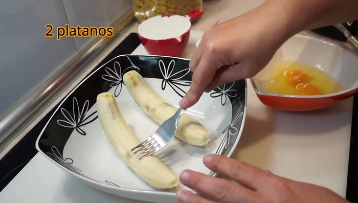 Para las magdalenas de plátano: Machacar dos plátanos maduros.