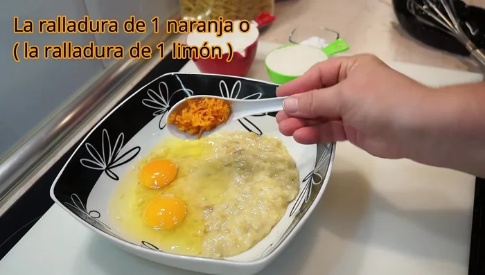 Añadir dos huevos y ralladura de naranja. Mezclar.