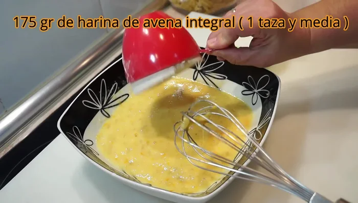 Agregar la harina de avena integral y la levadura química. Mezclar hasta obtener una masa homogénea.