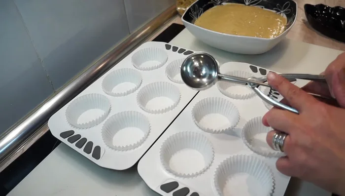 Rellenar las cápsulas de magdalenas y hornear a 250°C (o la temperatura máxima de tu horno) durante 15 minutos aproximadamente.