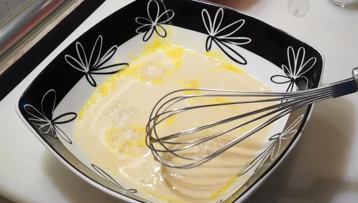 Agregar bebida de avena, esencia de vainilla y ralladura de limón. Mezclar bien.