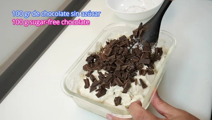 Añadir el chocolate sin azúcar picado y los frutos secos (opcional). Mezclar bien.