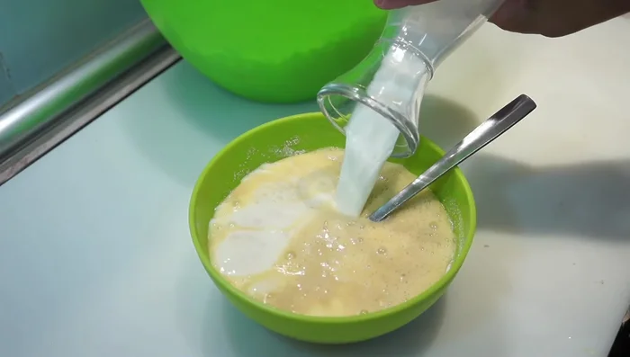 Agregar la leche y mezclar hasta que no queden grumos. Añadir sal y pimienta.