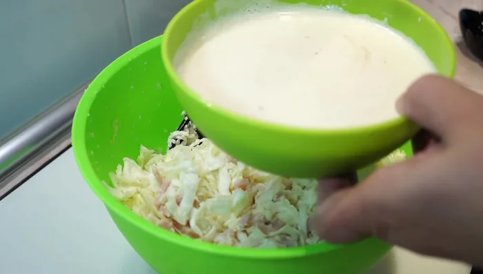 Mezclar la mezcla de huevos con el repollo y el resto de los ingredientes.