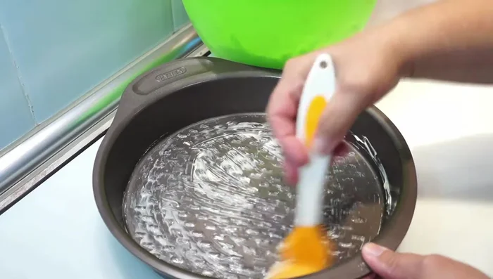 Untar la base del molde con mantequilla y colocar el papel de horno.