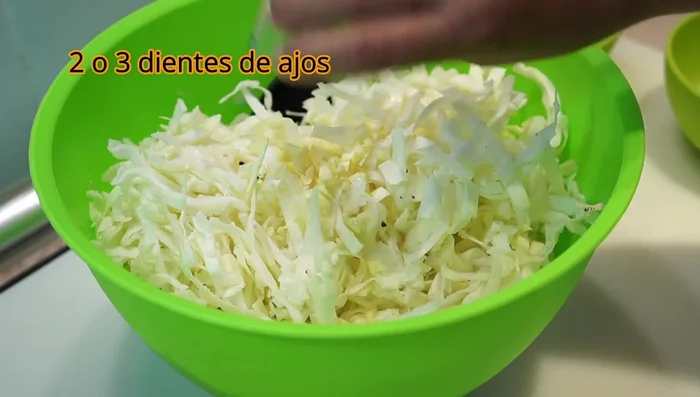 Agregar ajo picado (o ajo granulado, cebolla picada) al repollo.