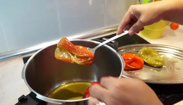 Sacar los pimientos y pelarlos; la piel se desprenderá fácilmente.