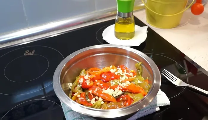 Para la ensalada: Añadir a los pimientos pelados dos dientes de ajo muy picados, sal al gusto y aceite de oliva.