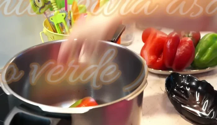 Añadir los pimientos (rojos o verdes) a la olla express vacía.