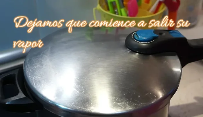 Tapar la olla y cocinar a fuego máximo hasta que comience a salir vapor. Luego, bajar el fuego al mínimo.