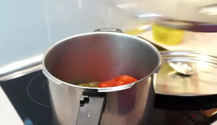 Una vez fría, abrir la olla. Reservar el jugo resultante para usar en guisos o arroces.