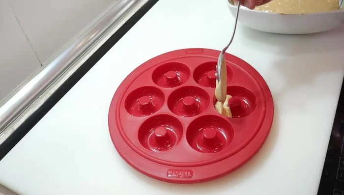 Rellenar el molde de silicona (hasta la mitad aproximadamente) con la masa.