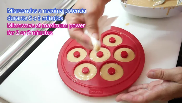 Cocinar en el microondas a máxima potencia durante 2-3 minutos (controlar).