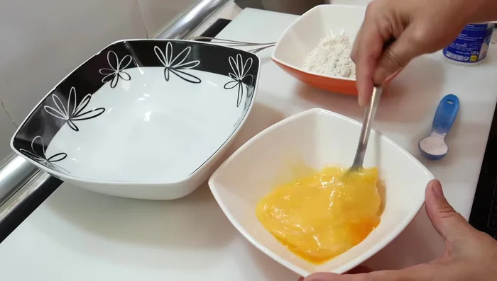 Batir bien los dos huevos. Pasar la mezcla a un bol.