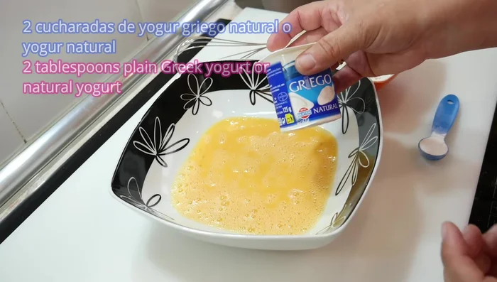 Añadir las dos cucharadas de yogur griego (o natural) y mezclar ligeramente.