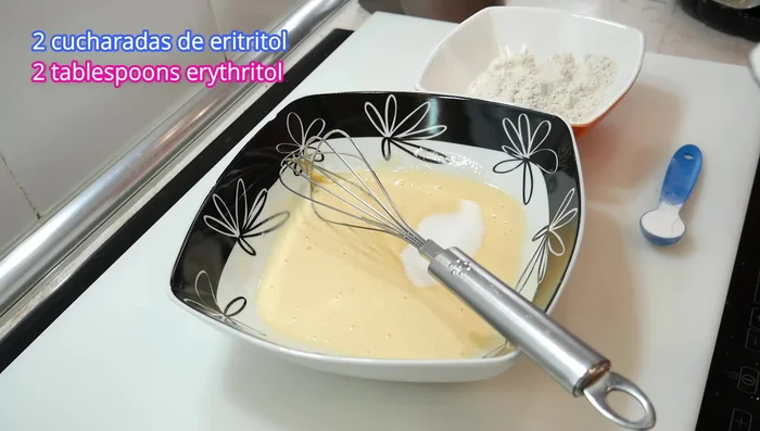 Incorporar el edulcorante (eritritol en este caso) y la esencia de vainilla (o ralladura). Mezclar.