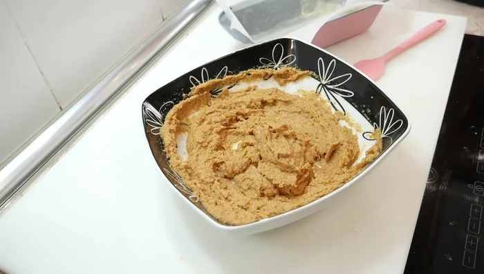 Verter la masa en un molde para horno o freidora de aire y hornear a 180°C durante 30 minutos. (1004.44)