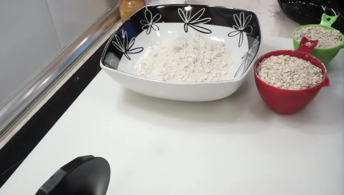 Para la segunda receta (Pan de avena): Mezclar harina de avena integral, copos de avena triturados, levadura fresca, agua (poco a poco), aceite y sal. (256.639)