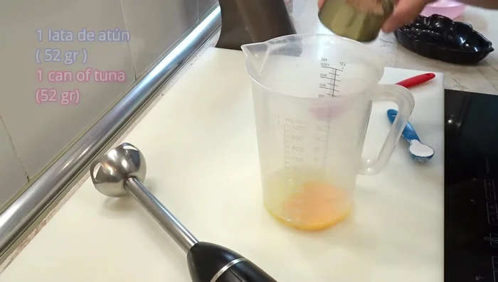 Para la tercera receta (Pan de atún): Triturar un huevo, una lata de atún escurrido y levadura química. (785.72)