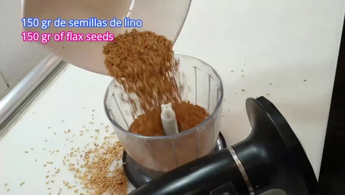 Para la cuarta receta (Pan de semillas de lino): Triturar semillas de lino hasta obtener harina. (925)