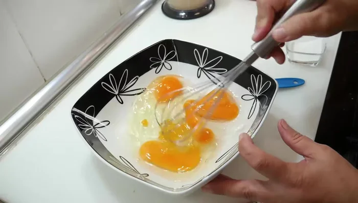 Batir cuatro huevos, añadir la harina de lino, levadura química y sal. Mezclar bien. (954.6)