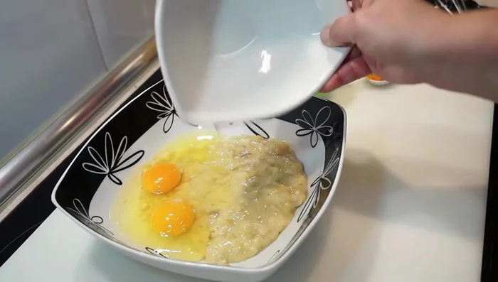 Añadir dos huevos grandes al bol con los plátanos aplastados (38.92).