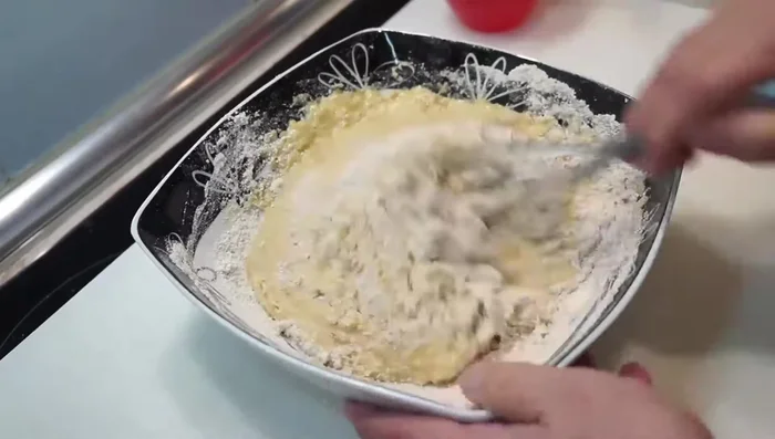 Añadir la harina de avena integral y la levadura química, mezclando hasta eliminar los grumos (77.04).
