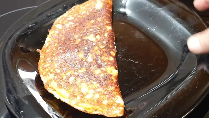 Retirar y repetir el proceso para preparar más tortillas.