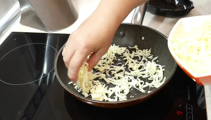 Agregar el queso rallado a la sartén.