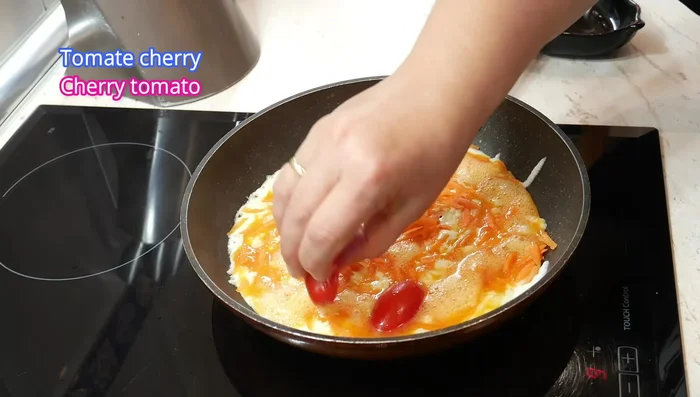 Agregar los tomates cherry cortados a la mitad.