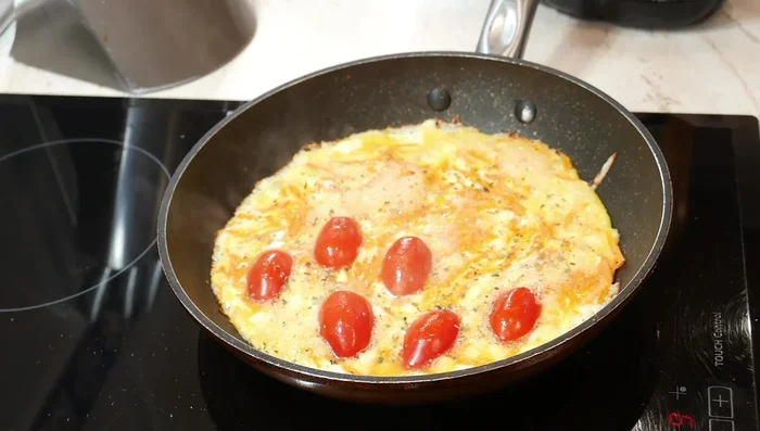 Una vez cocida la parte inferior, doblar la tortilla por la mitad.