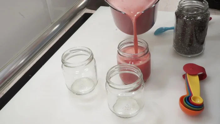 Armar el pudín: Llenar los tarros o vasos con el jugo de sandía colado. (101.72)