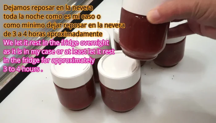 Refrigerar: Tapar los tarros y refrigerarlos durante al menos 3-4 horas, o toda la noche para una mejor consistencia. (152.599)