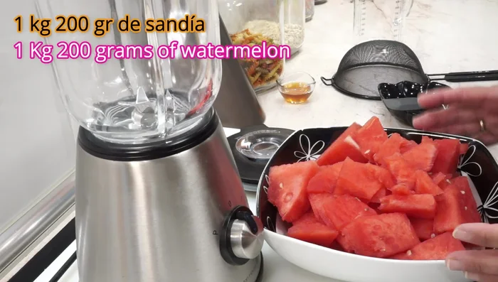 Preparar la sandía: Quitar la cáscara y las pepitas. Si las pepitas son grandes, se pueden quitar o triturar antes de colar. (20.96)