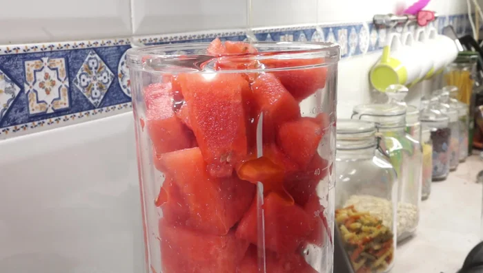 Licuar: Agregar la sandía y la miel (o edulcorante) a la licuadora. Triturar hasta obtener una mezcla homogénea. (50.719)