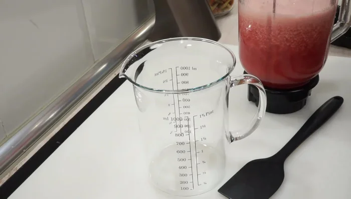 Colar: Pasar la mezcla de sandía por un colador para eliminar cualquier resto de pepitas o pulpa. (80.84)
