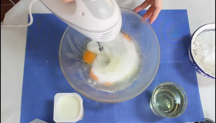 En un bol, poner los huevos con el azúcar y batir con las varillas hasta que blanqueen y doblen su volumen.