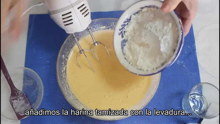 Añadir el aceite de girasol y mezclar.
