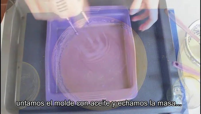 Untar el molde con aceite o mantequilla.